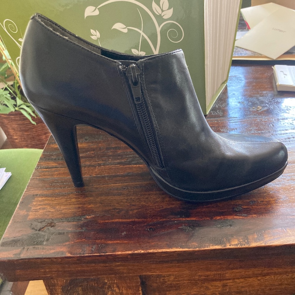 Bandolino booties (never used)